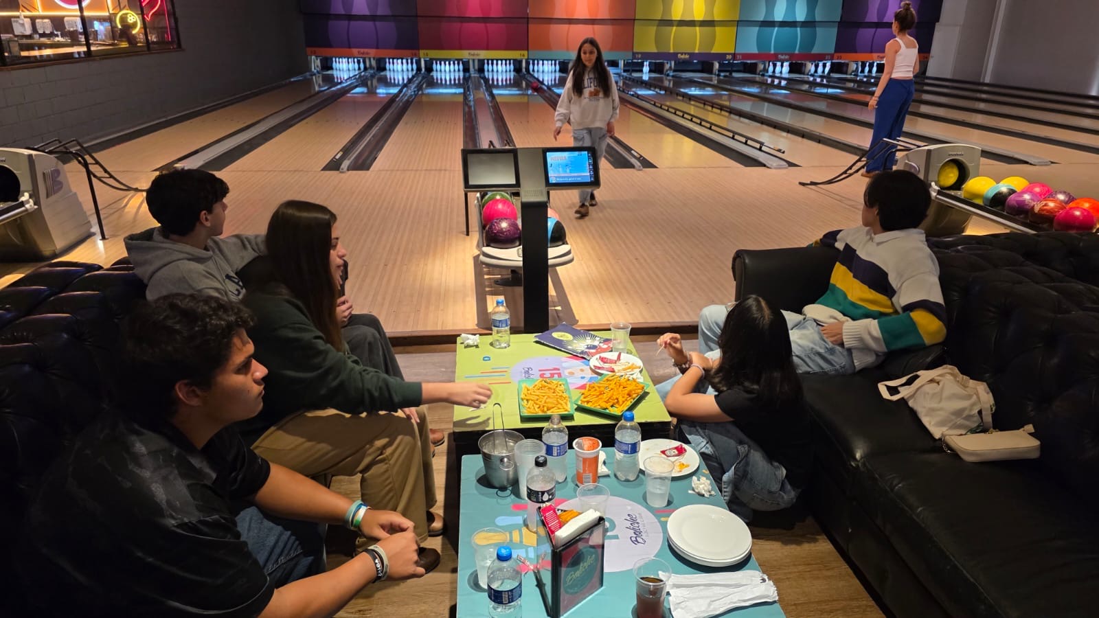 Pastor Rodrigo with teens — photo 1